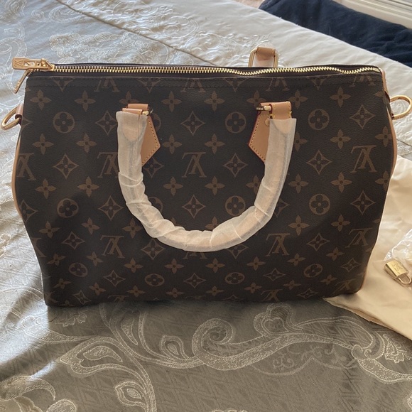 Super cute NEW Louis Vuitton purse😍😍 - Picture 4 of 5